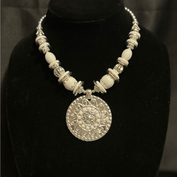 LIVE SHOW NECKLACE - Picture 7 of 14